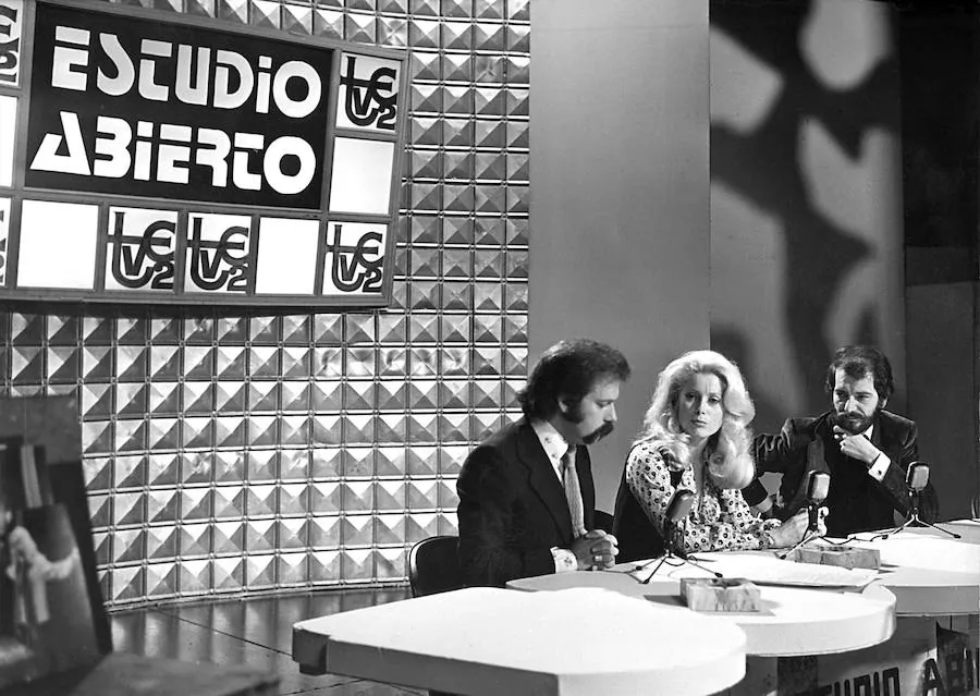 José María Íñigo entrevista a la actriz francesa Catherine Deneuve en el programa de TVE 2 'Estudio Abierto' en el año 1970.