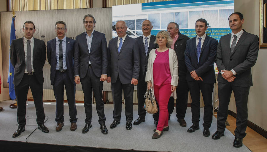 El ministro de Fomento, Íñigo de la Serna, con alcaldes y representantes institucionales, entre ellos la alcaldesa de Aguilar, María José Ortega, durante la presentación del estudio informativo del tramo del Ave Aguilar-Reinosa. 