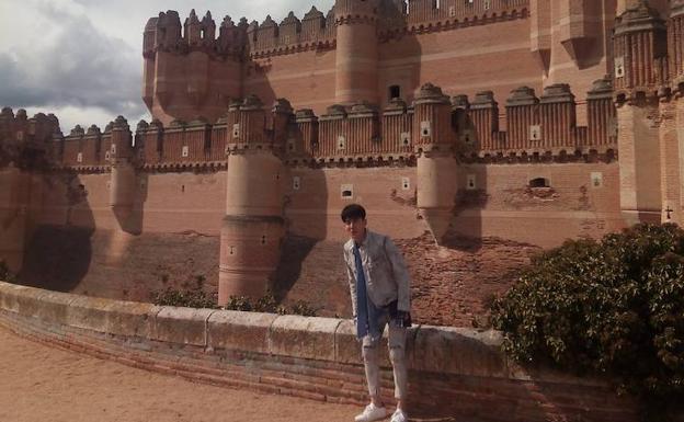 El actor Zhang Rui posa ante el castillo de Coca, en su visita a Segovia. 