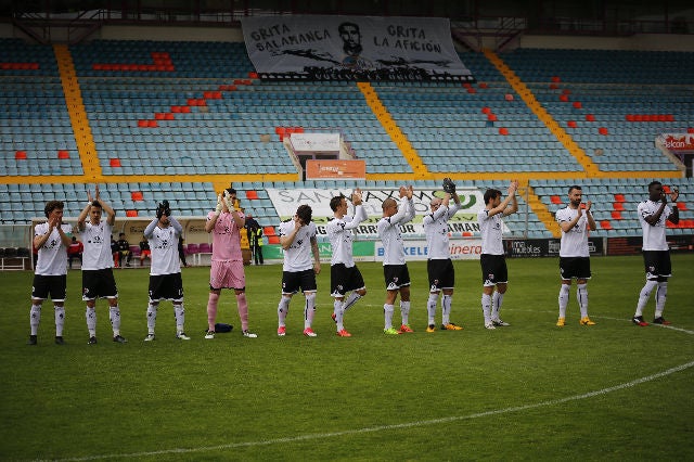 Los jugadores del Salmantino aplauden a su afición en el Helmántico. 