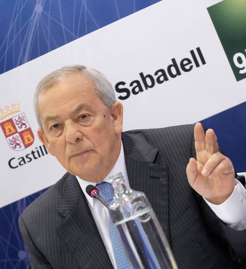 El exministro centró gran parte de su intervención en el difícil asunto catalán y que está sirviendo de «pantalla para ocultar el problema político del país»