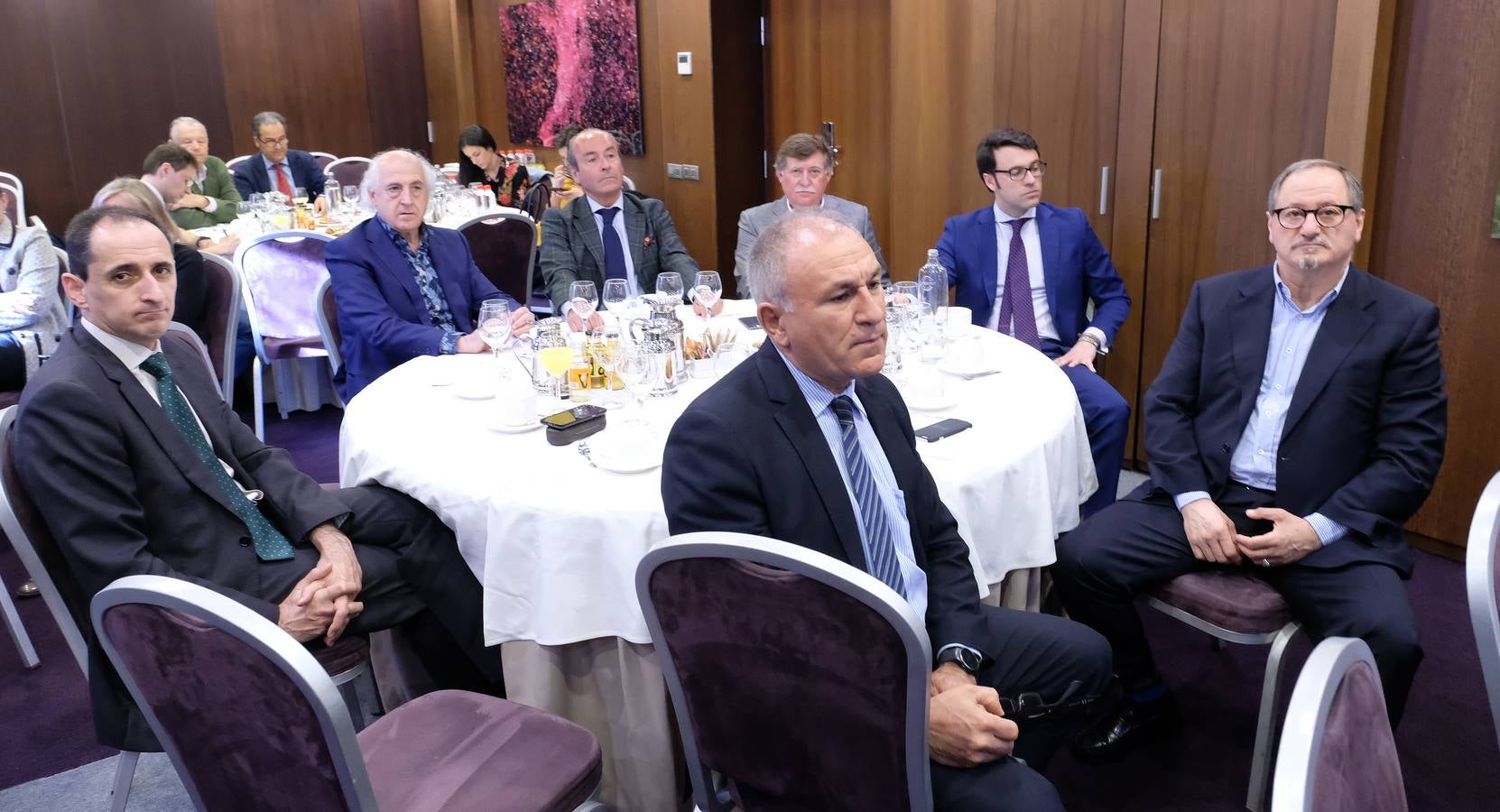 El exministro centró gran parte de su intervención en el difícil asunto catalán y que está sirviendo de «pantalla para ocultar el problema político del país»