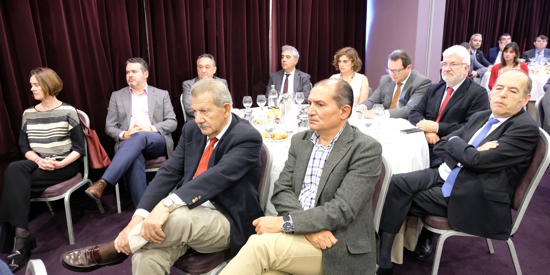 El exministro centró gran parte de su intervención en el difícil asunto catalán y que está sirviendo de «pantalla para ocultar el problema político del país»