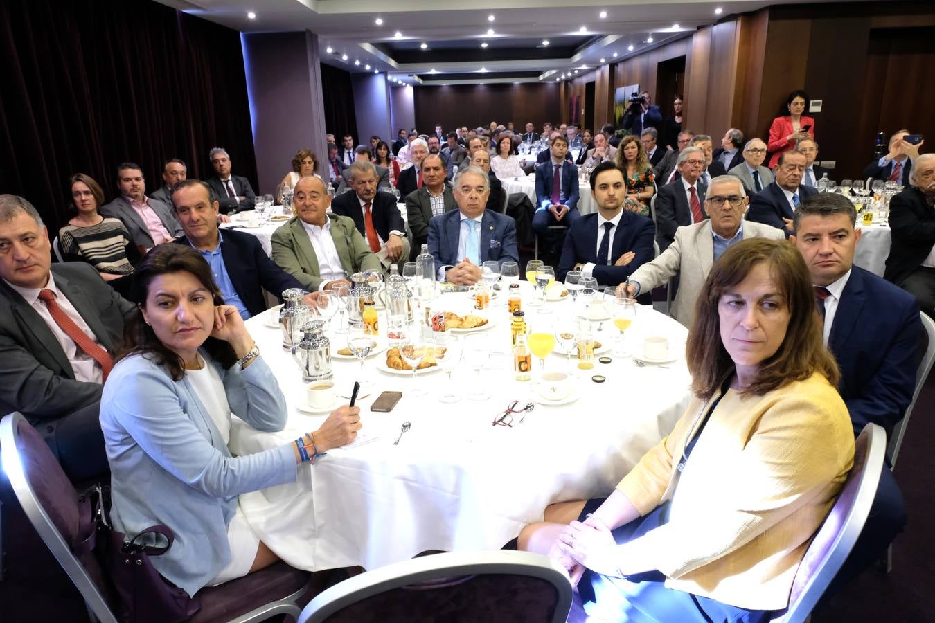 El exministro centró gran parte de su intervención en el difícil asunto catalán y que está sirviendo de «pantalla para ocultar el problema político del país»