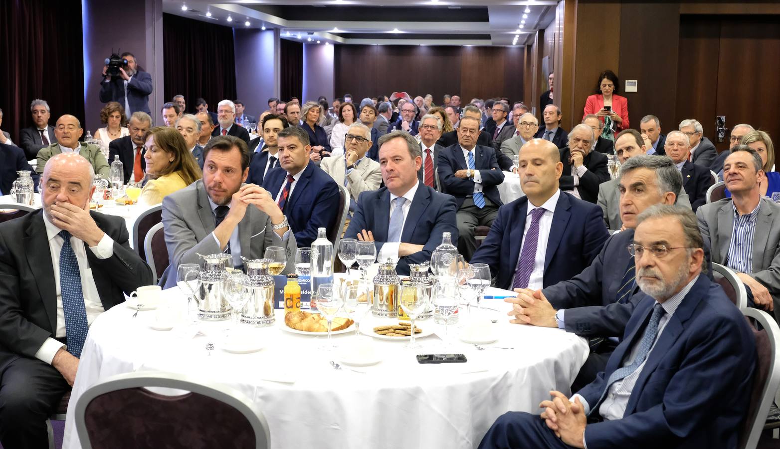 El exministro centró gran parte de su intervención en el difícil asunto catalán y que está sirviendo de «pantalla para ocultar el problema político del país»