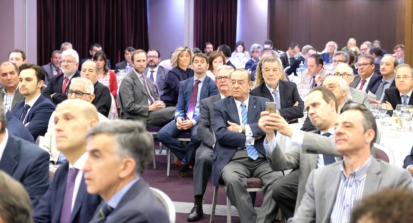 El exministro centró gran parte de su intervención en el difícil asunto catalán y que está sirviendo de «pantalla para ocultar el problema político del país»