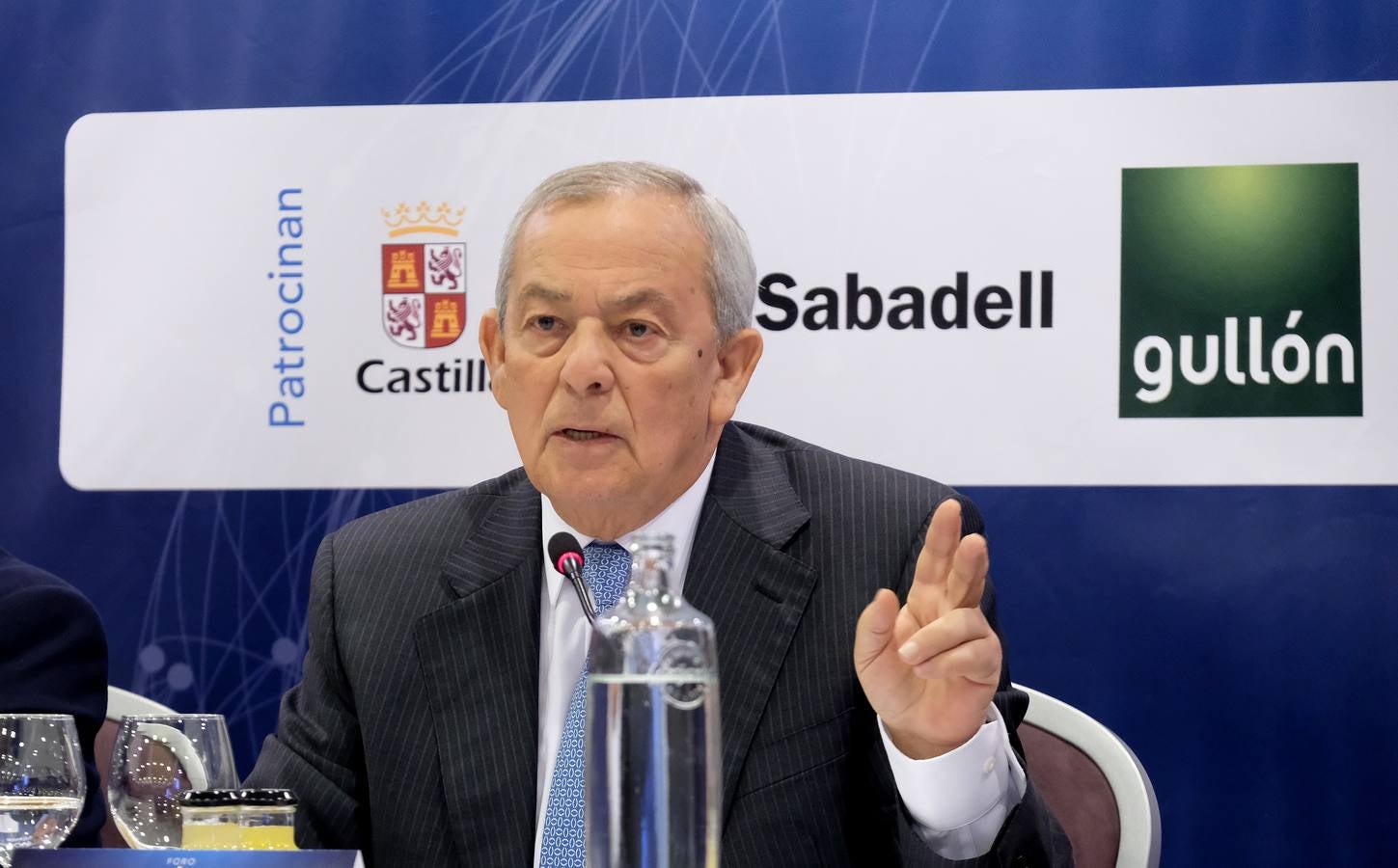 El exministro centró gran parte de su intervención en el difícil asunto catalán y que está sirviendo de «pantalla para ocultar el problema político del país»