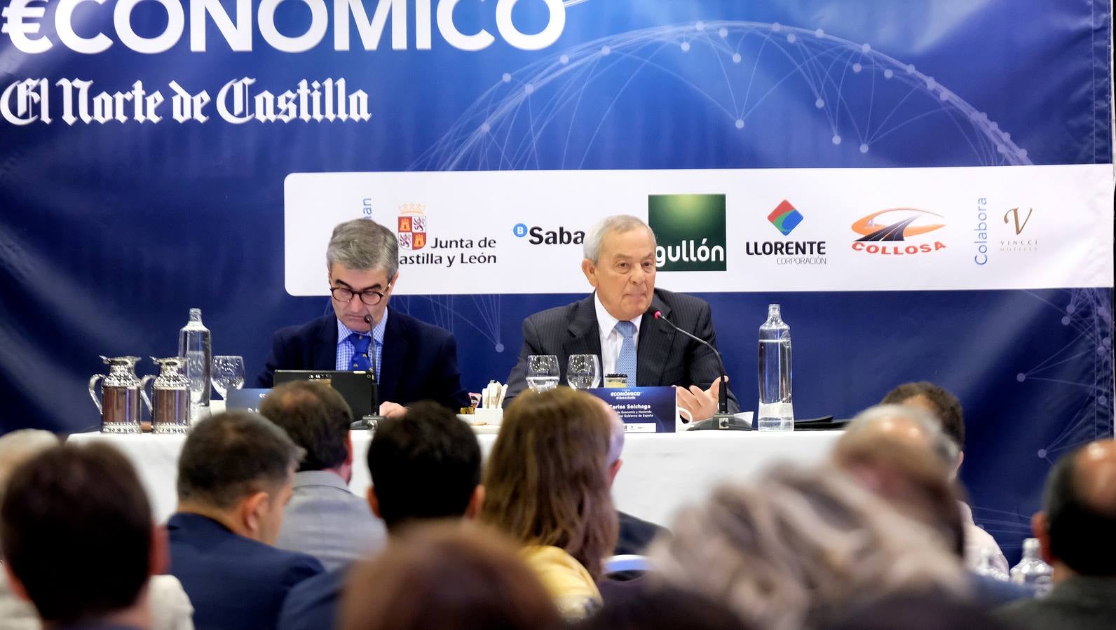 El exministro centró gran parte de su intervención en el difícil asunto catalán y que está sirviendo de «pantalla para ocultar el problema político del país»