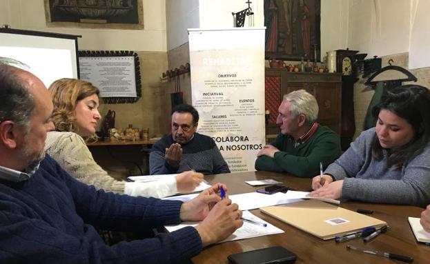 Izankún Villena, el productor de pichones Félix de la Viuda y Faustino Fernández, entre otros, durante la constitución de la Mesa del Pichón Bravío de Tierra de Campos. 