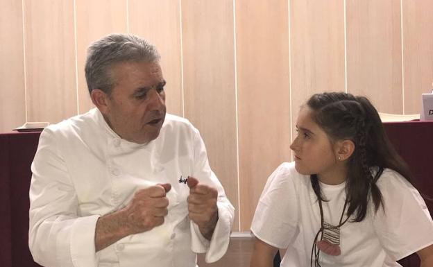 El cocinero Ángel Martínez y María Arias charlan durante el concurso. 