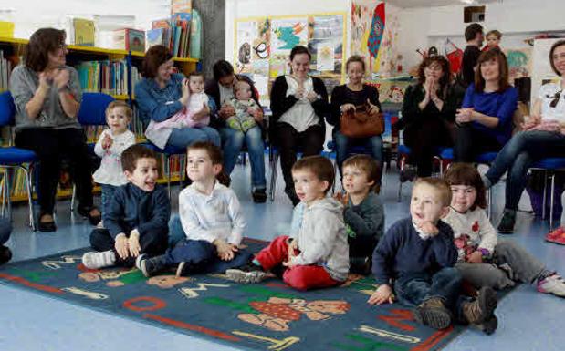 Un grupo de madres, con sus hijos en una actividad lúdica.