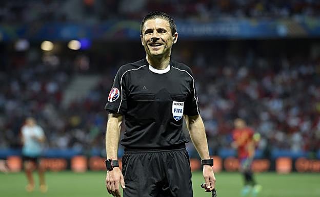 El árbitro serbio Milorad Mazic.