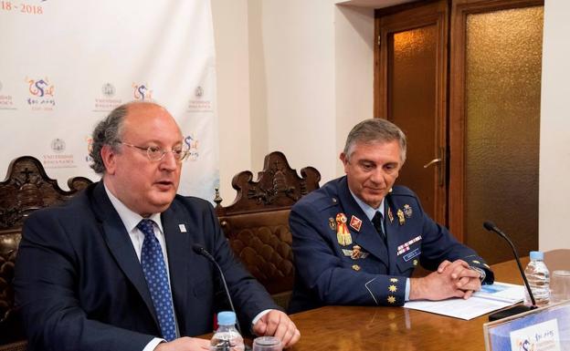 El vicerrector de Política Académica y Participación Social, Enrique Cabero, y el coronel jefe de la Base Aérea y el Grupo de Escuelas de Matacán, José García.