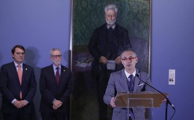 El rector se dirige a los asistentes acompañado por el alcalde y el comisario de la muestra.