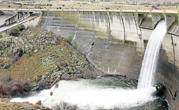 El Pontón Alto desembalsa por su parte baja en previsión del deshielo. 