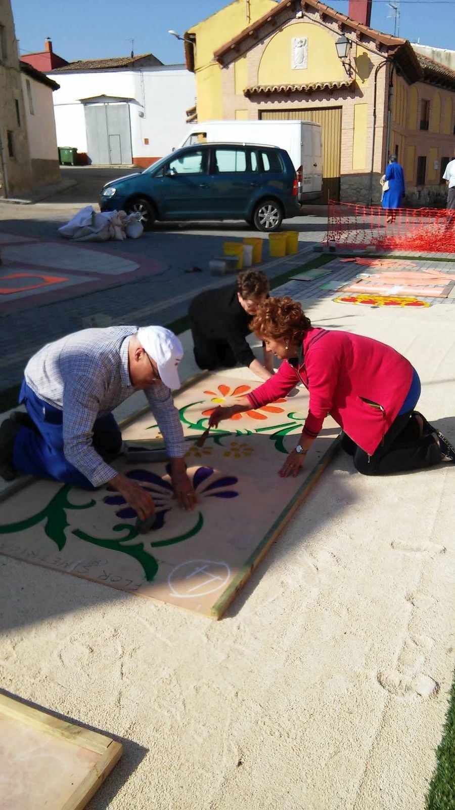 Diecisiete santos desfilaron sobre una alfombra floral confeccionada para su patrón en las fiestas de la localidad