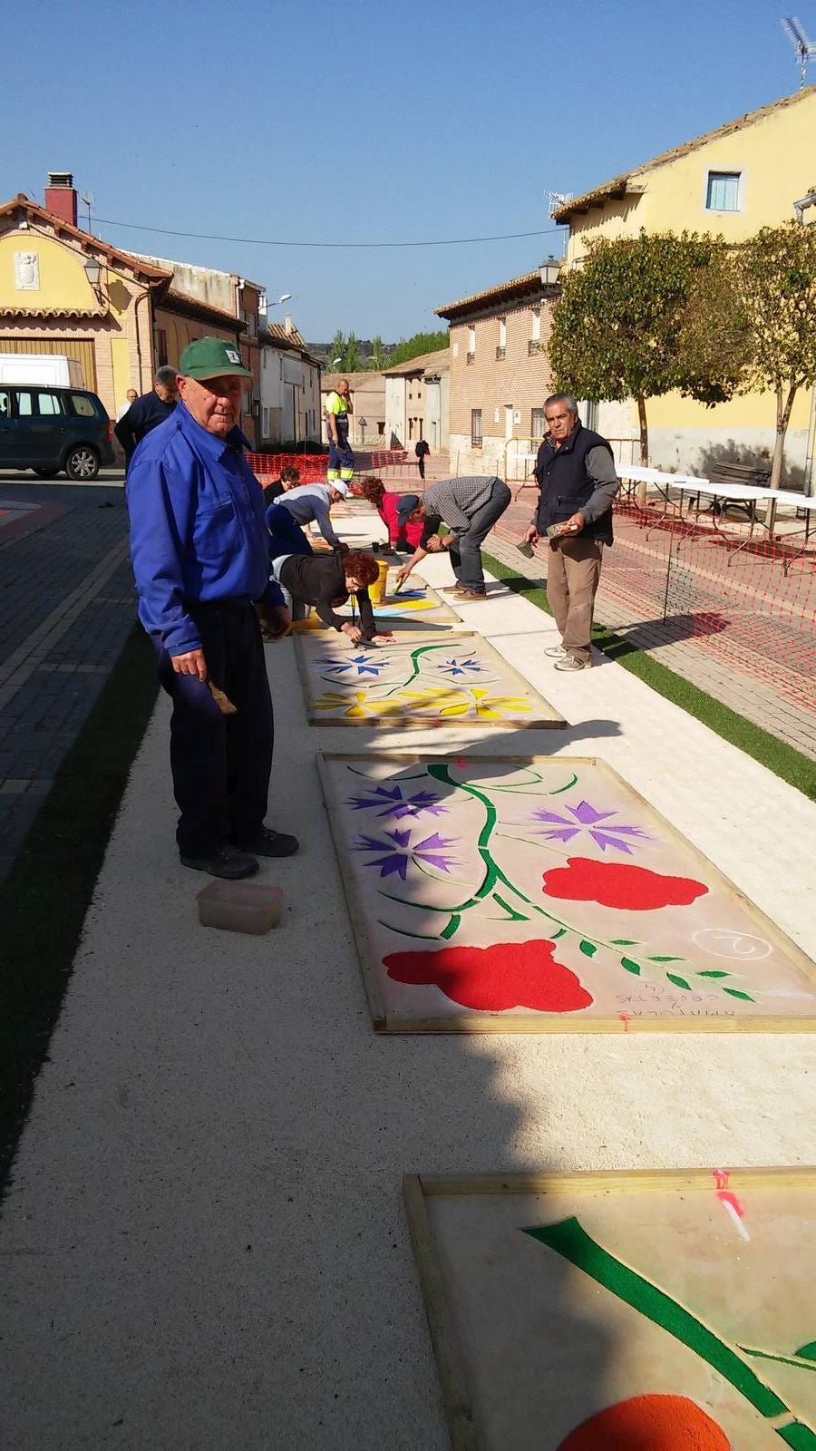 Diecisiete santos desfilaron sobre una alfombra floral confeccionada para su patrón en las fiestas de la localidad