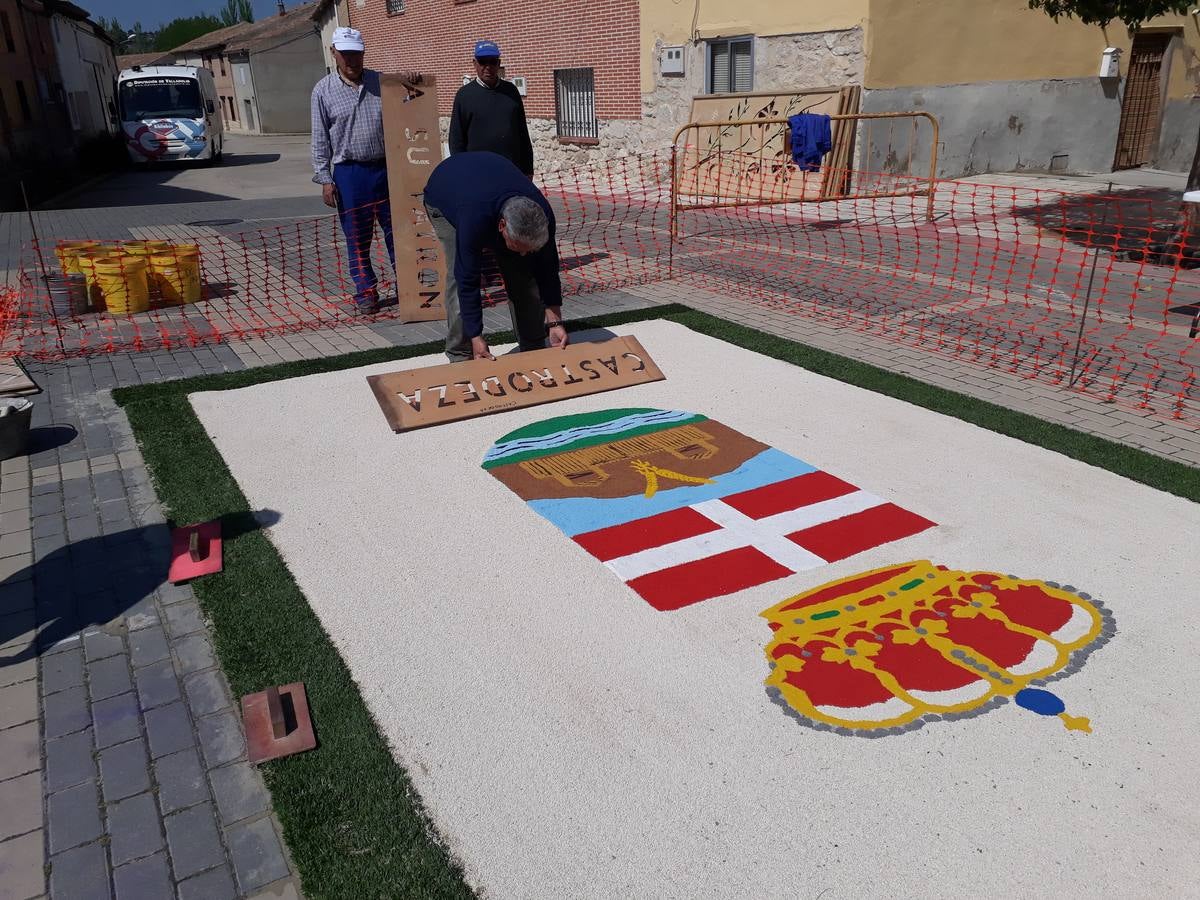 Diecisiete santos desfilaron sobre una alfombra floral confeccionada para su patrón en las fiestas de la localidad