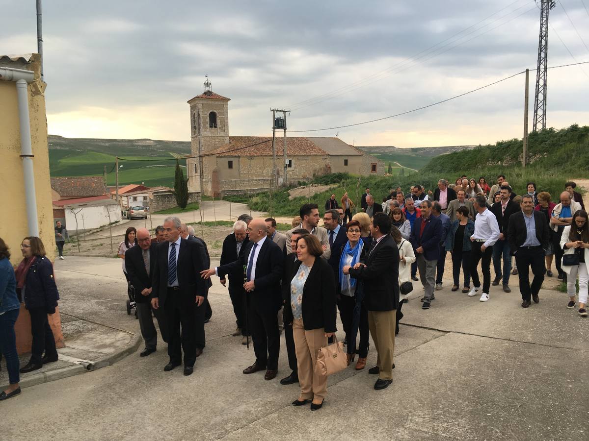 Diecisiete santos desfilaron sobre una alfombra floral confeccionada para su patrón en las fiestas de la localidad