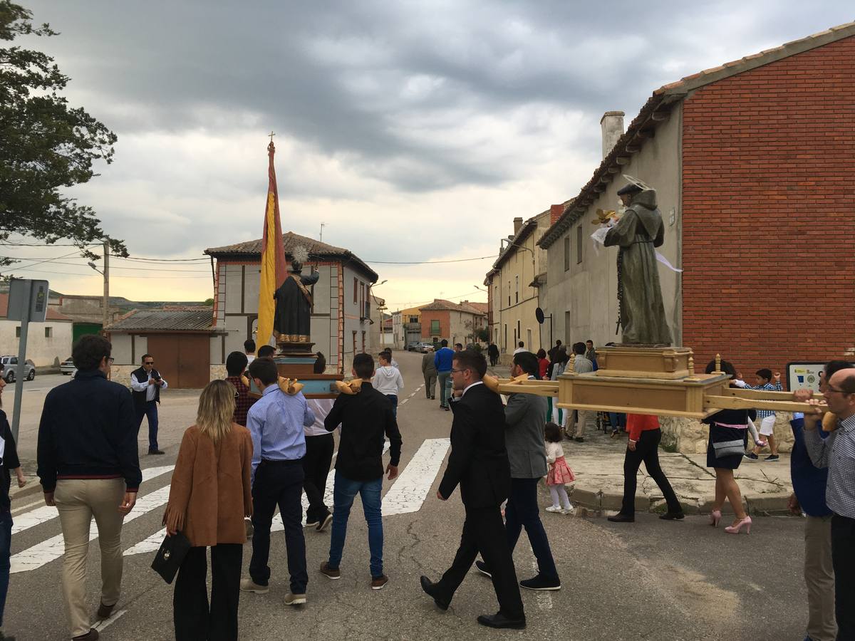 Diecisiete santos desfilaron sobre una alfombra floral confeccionada para su patrón en las fiestas de la localidad