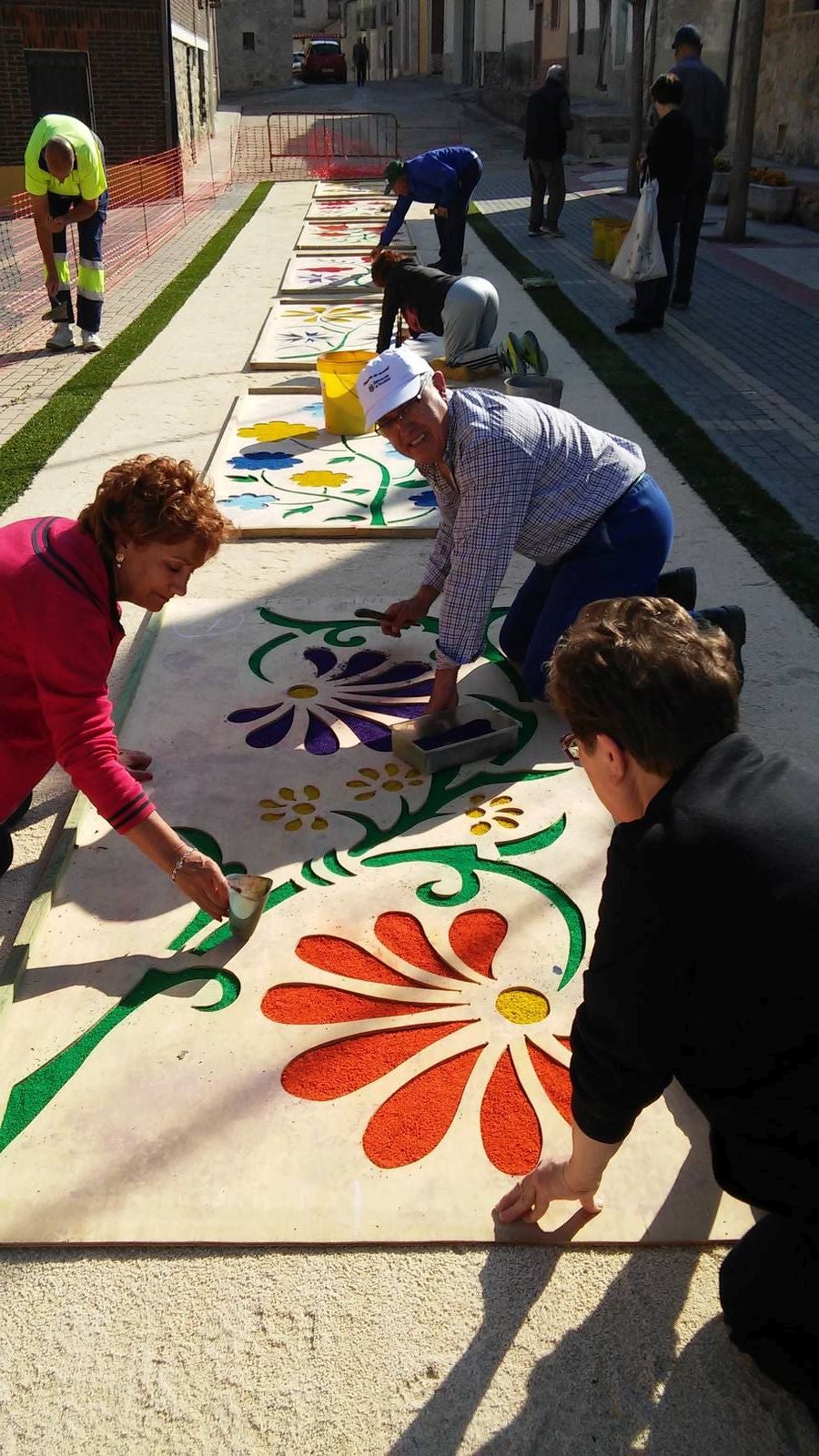Diecisiete santos desfilaron sobre una alfombra floral confeccionada para su patrón en las fiestas de la localidad