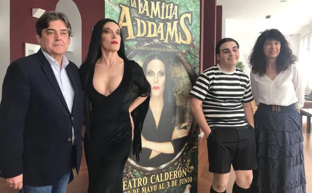 Chema Viteri, Carmen Conesa (Morticia), Alejandro Mesa (Pugsley) y Ana Redondo, concejala de Cultura. 