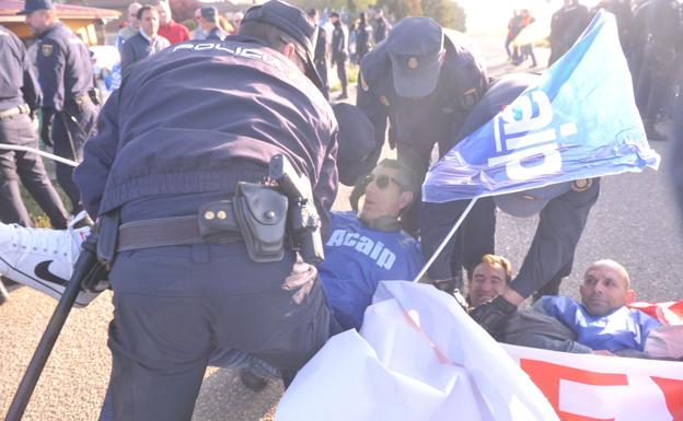 Imagen principal - La Policía interviene en la protesta de los funcionarios de la prisión de Villanubla.