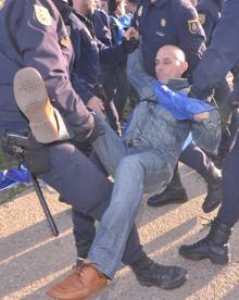 Imagen secundaria 2 - La Policía interviene en la protesta de los funcionarios de la prisión de Villanubla.