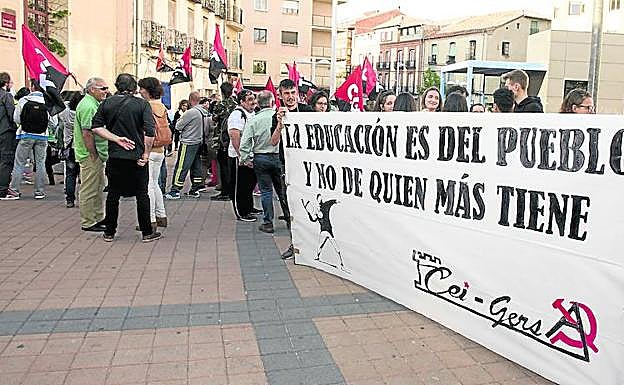 Concentración contra la LOMCE, ayer, frente a la sede de la Dirección Provincial de Educación. 