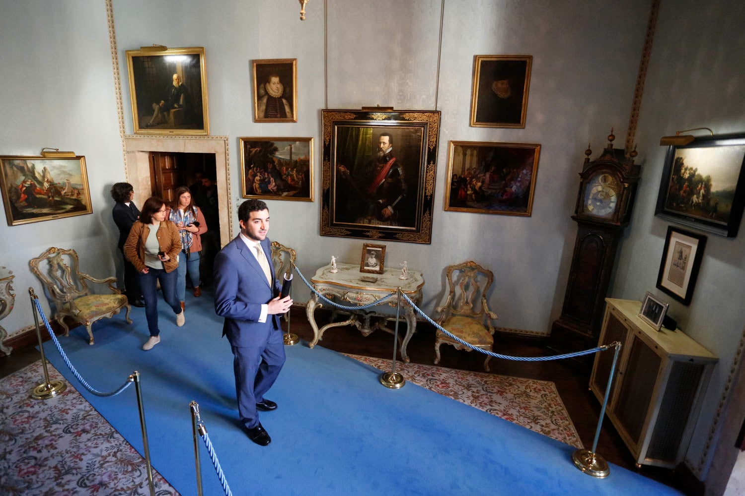 El duque de Alba, Carlos Fitz-James Stuart, acompañado por el presidente del Senado, Pío García Escudero, y el alcalde de Salamanca, Alfonso Fernández Mañueco, han inaugurado esta mañana las visitas al palacio