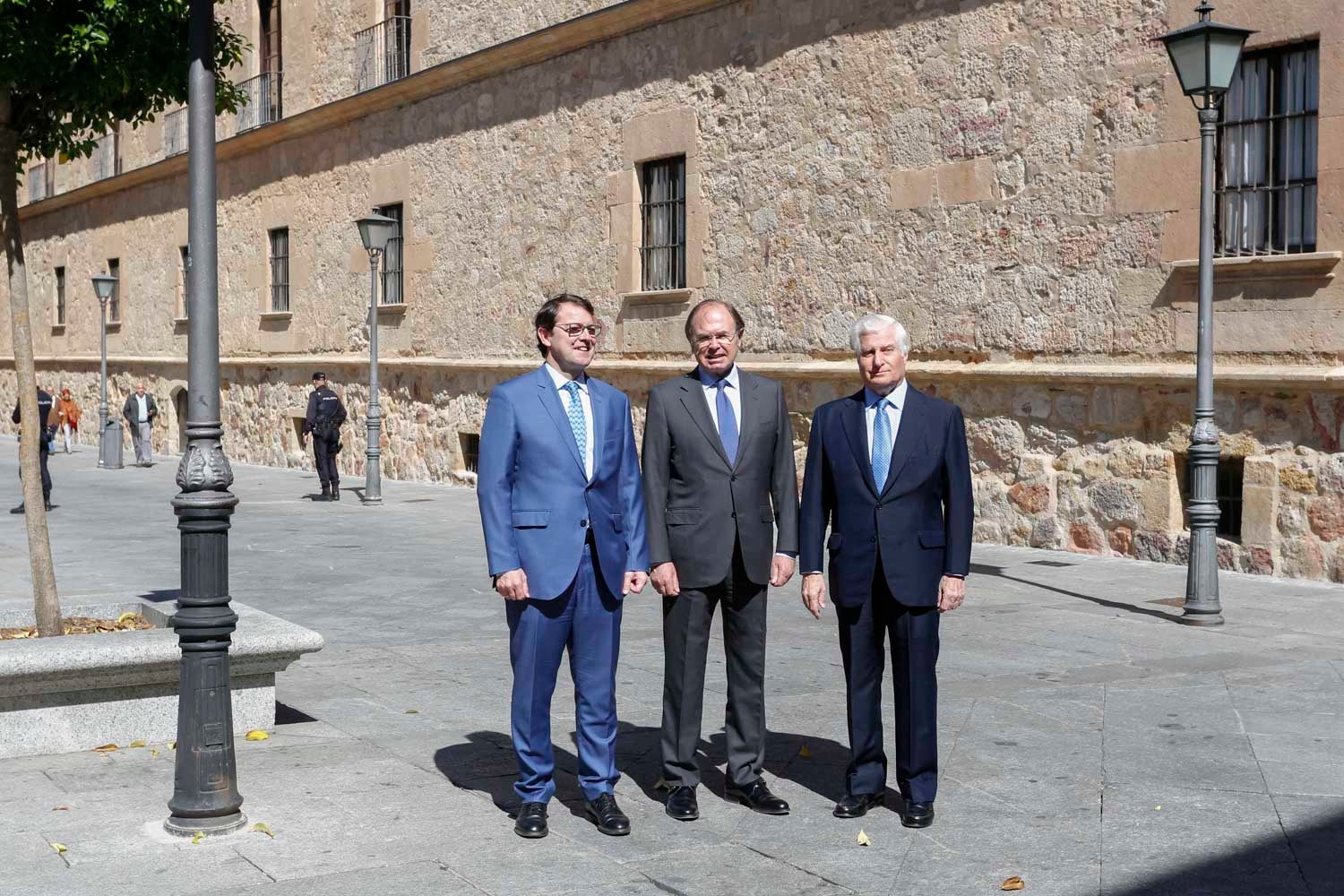 El duque de Alba, Carlos Fitz-James Stuart, acompañado por el presidente del Senado, Pío García Escudero, y el alcalde de Salamanca, Alfonso Fernández Mañueco, han inaugurado esta mañana las visitas al palacio