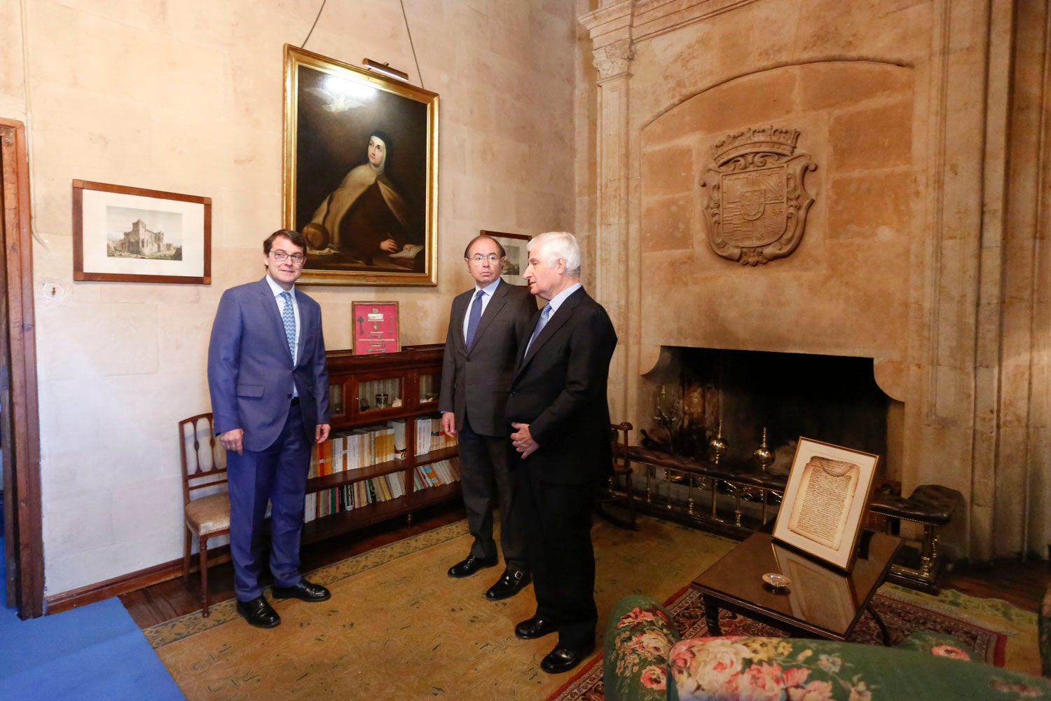 El duque de Alba, Carlos Fitz-James Stuart, acompañado por el presidente del Senado, Pío García Escudero, y el alcalde de Salamanca, Alfonso Fernández Mañueco, han inaugurado esta mañana las visitas al palacio