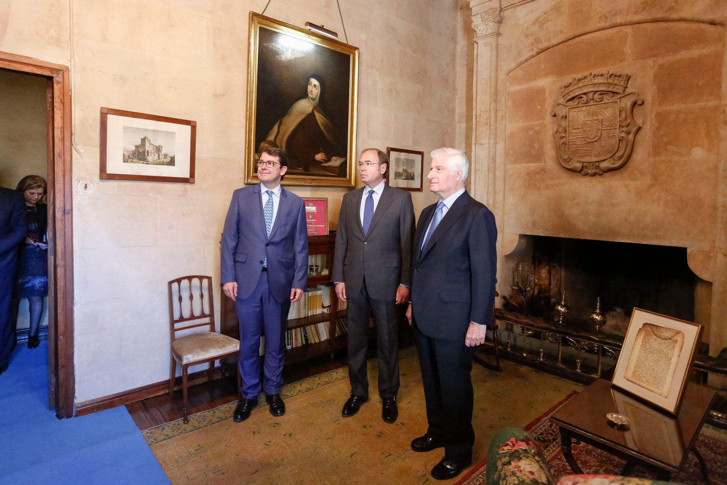 El duque de Alba, Carlos Fitz-James Stuart, acompañado por el presidente del Senado, Pío García Escudero, y el alcalde de Salamanca, Alfonso Fernández Mañueco, han inaugurado esta mañana las visitas al palacio