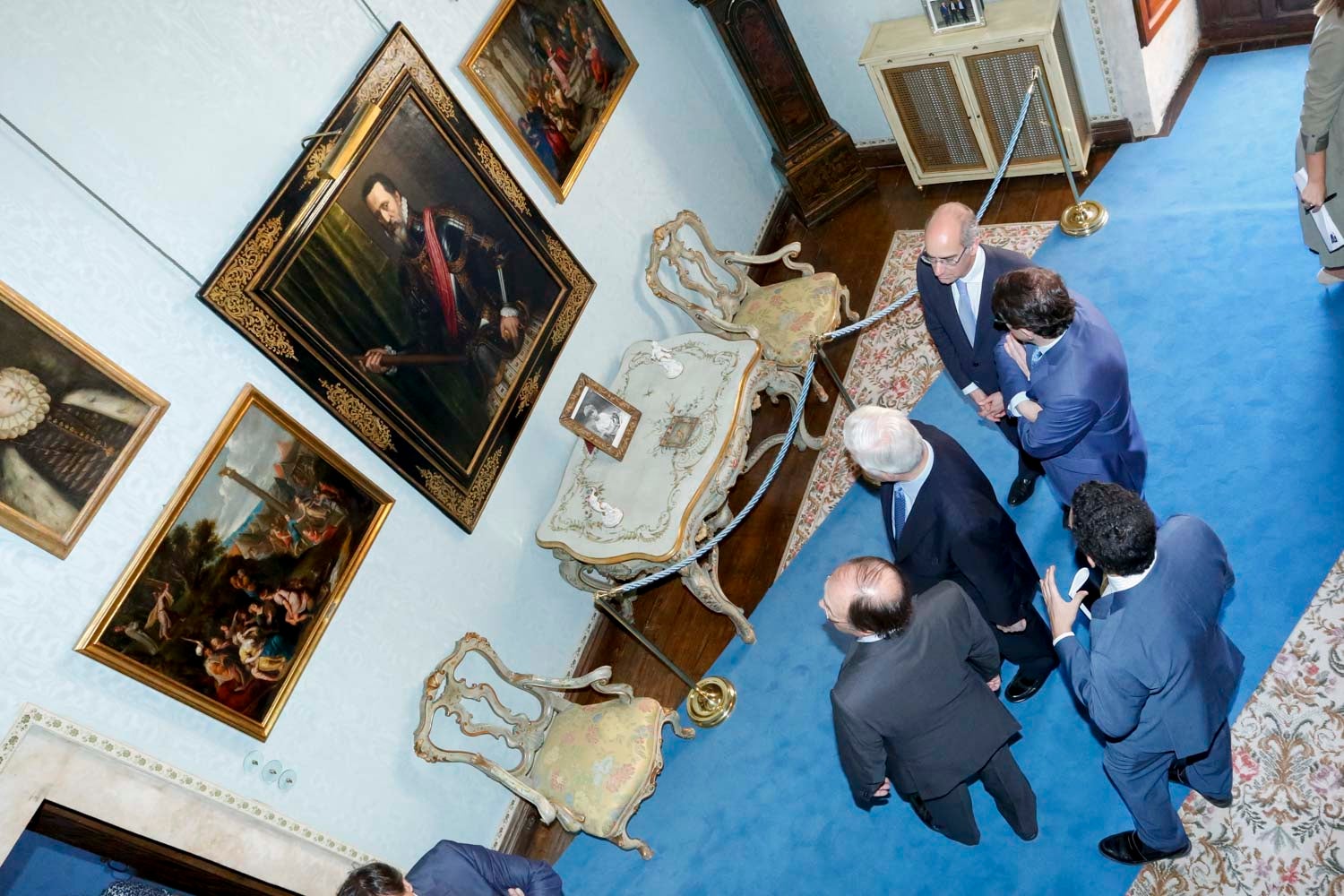 El duque de Alba, Carlos Fitz-James Stuart, acompañado por el presidente del Senado, Pío García Escudero, y el alcalde de Salamanca, Alfonso Fernández Mañueco, han inaugurado esta mañana las visitas al palacio