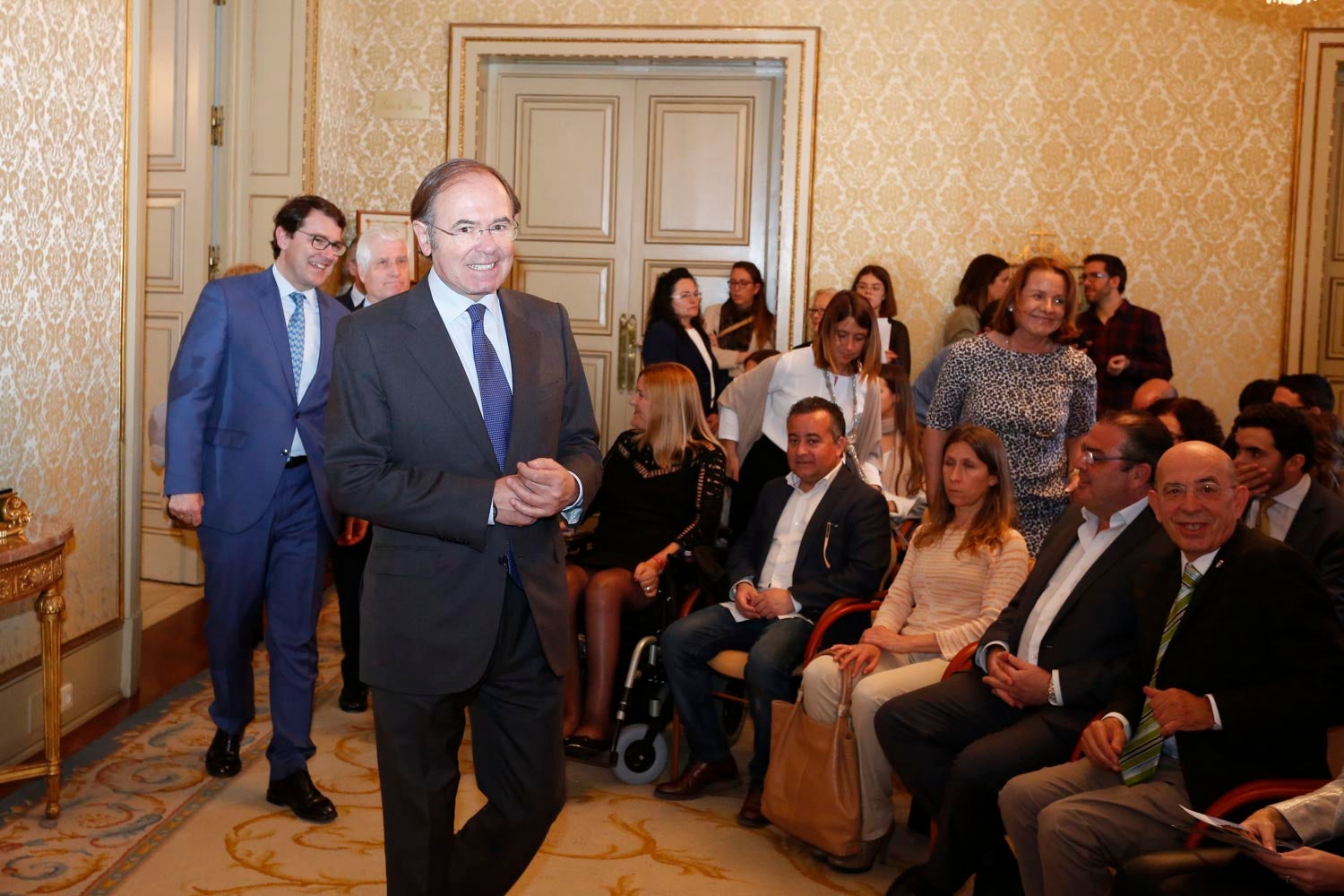 El duque de Alba, Carlos Fitz-James Stuart, acompañado por el presidente del Senado, Pío García Escudero, y el alcalde de Salamanca, Alfonso Fernández Mañueco, han inaugurado esta mañana las visitas al palacio