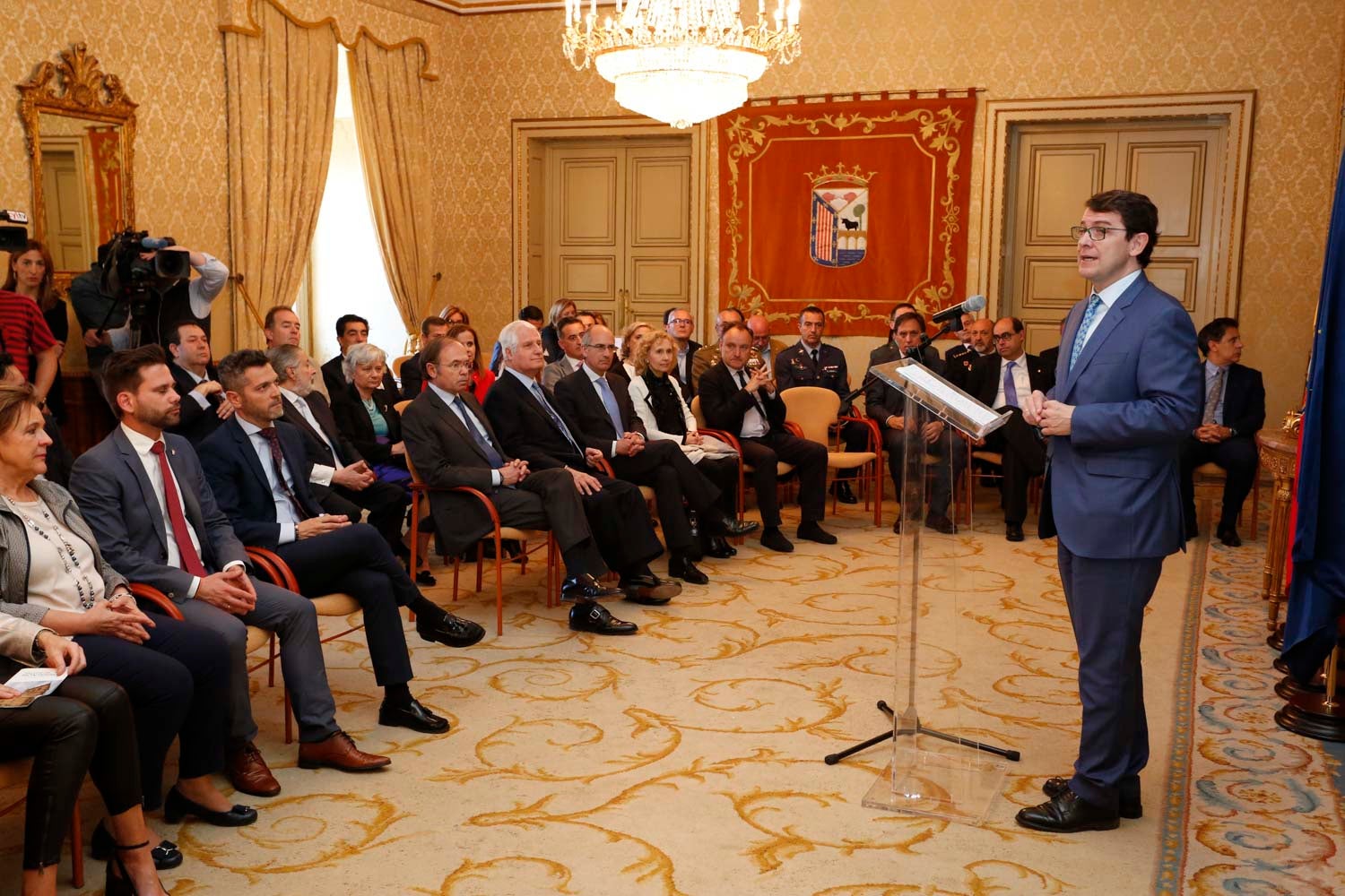 El duque de Alba, Carlos Fitz-James Stuart, acompañado por el presidente del Senado, Pío García Escudero, y el alcalde de Salamanca, Alfonso Fernández Mañueco, han inaugurado esta mañana las visitas al palacio