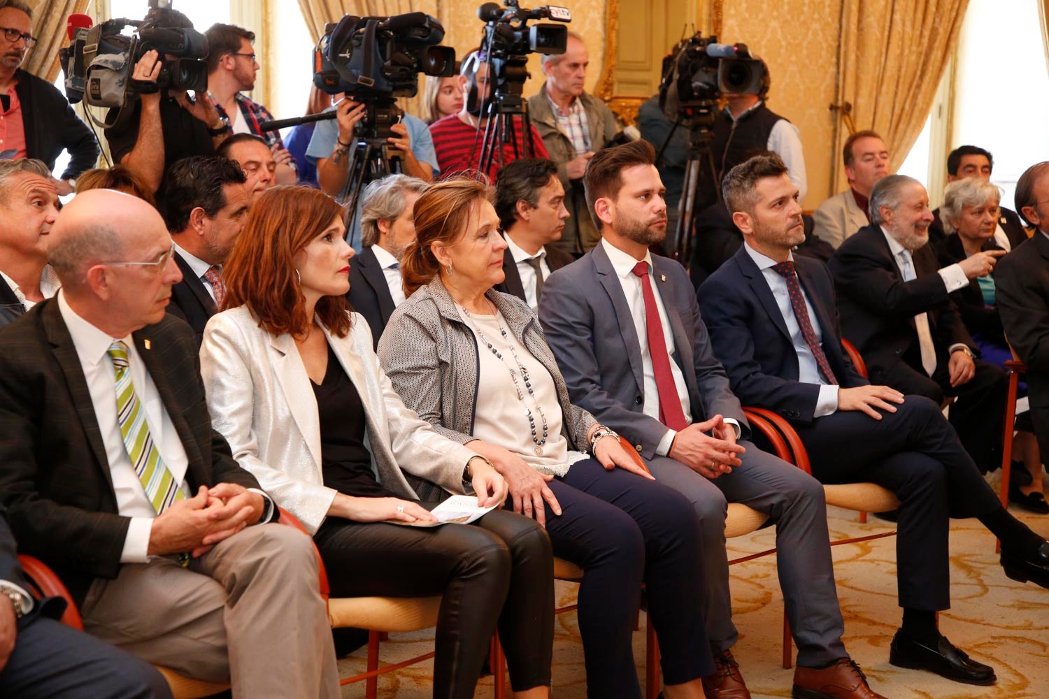 El duque de Alba, Carlos Fitz-James Stuart, acompañado por el presidente del Senado, Pío García Escudero, y el alcalde de Salamanca, Alfonso Fernández Mañueco, han inaugurado esta mañana las visitas al palacio