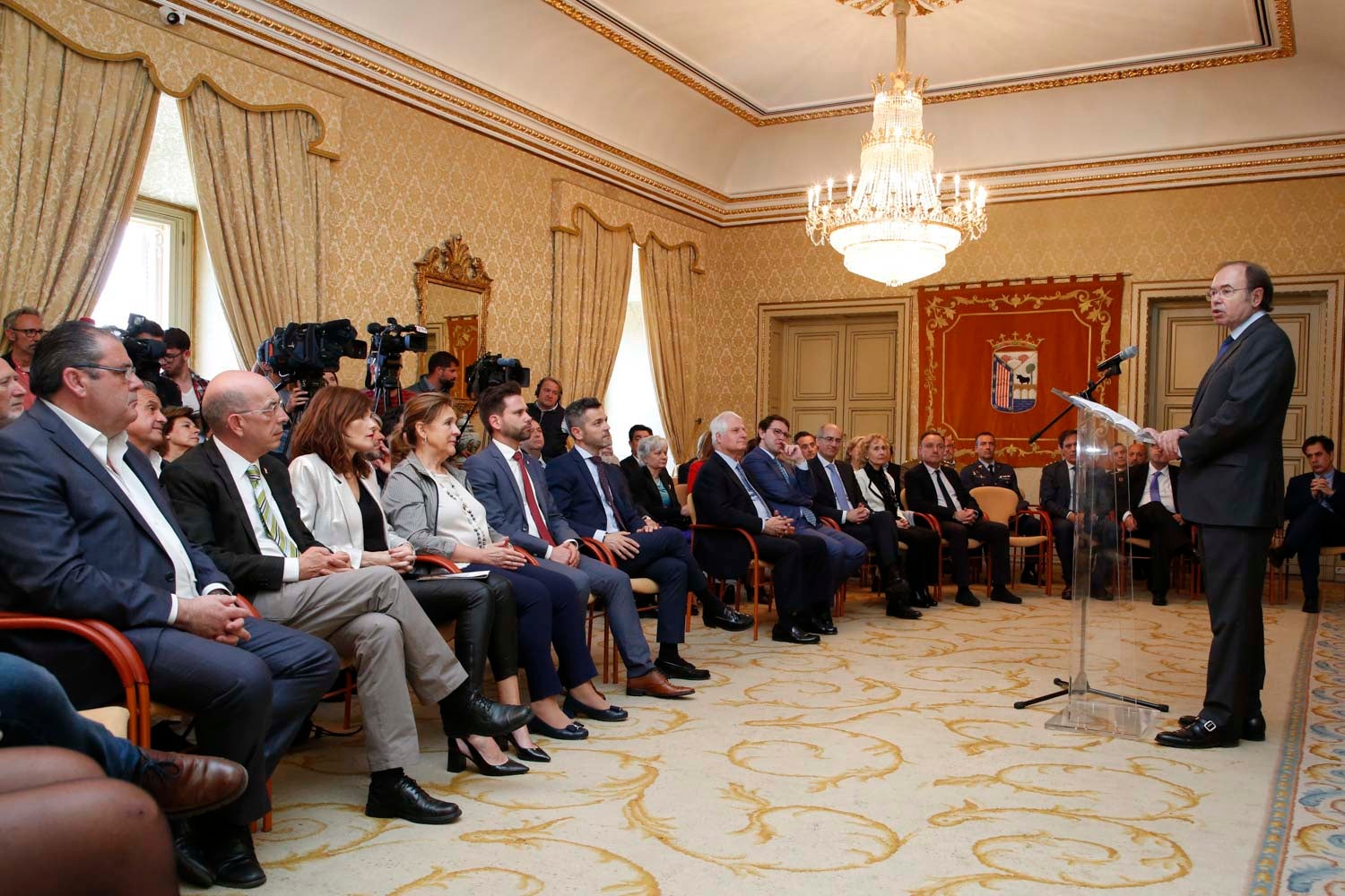 El duque de Alba, Carlos Fitz-James Stuart, acompañado por el presidente del Senado, Pío García Escudero, y el alcalde de Salamanca, Alfonso Fernández Mañueco, han inaugurado esta mañana las visitas al palacio