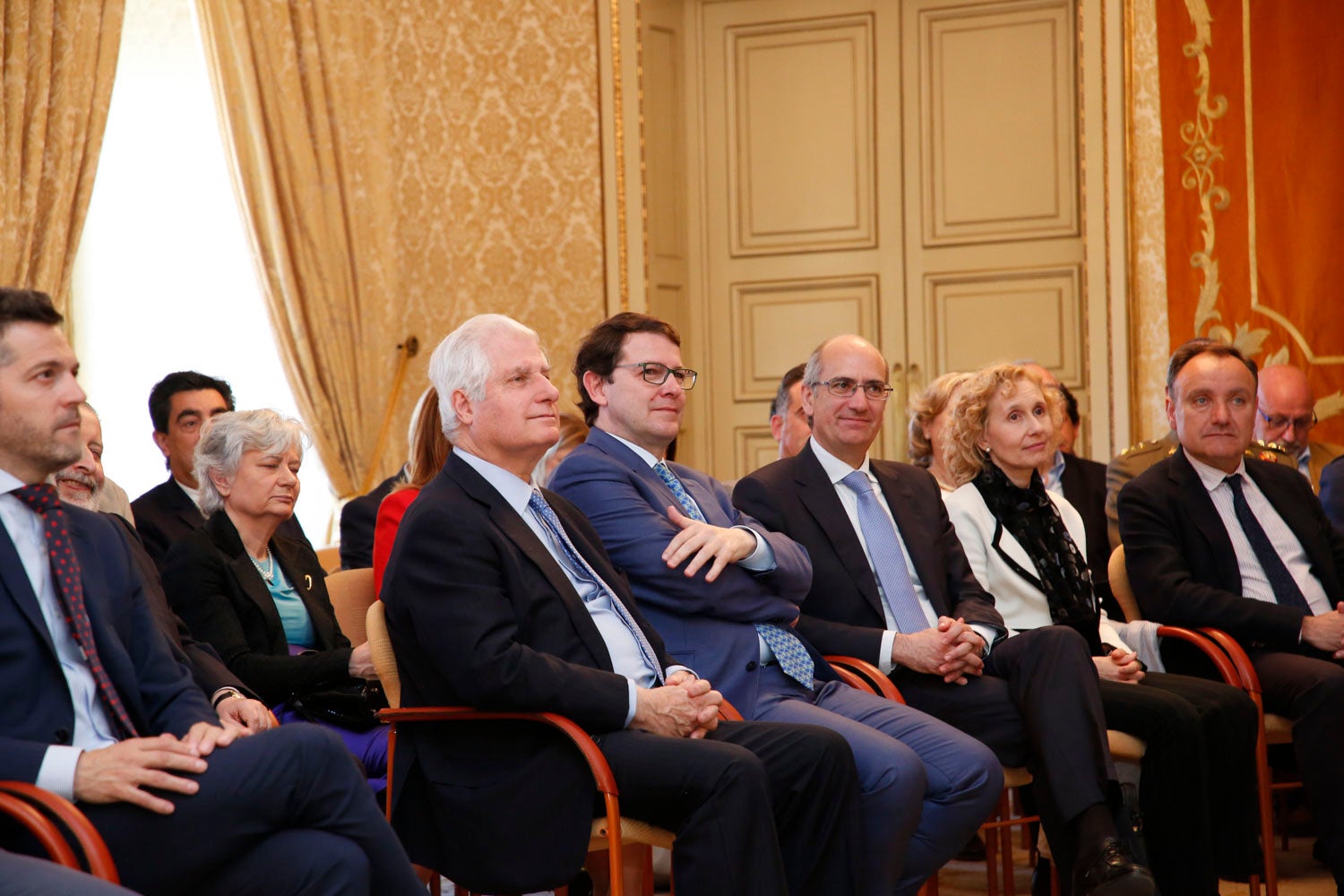 El duque de Alba, Carlos Fitz-James Stuart, acompañado por el presidente del Senado, Pío García Escudero, y el alcalde de Salamanca, Alfonso Fernández Mañueco, han inaugurado esta mañana las visitas al palacio