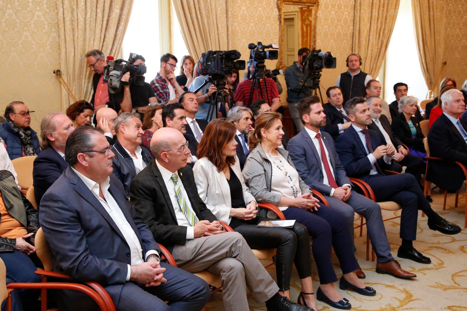 El duque de Alba, Carlos Fitz-James Stuart, acompañado por el presidente del Senado, Pío García Escudero, y el alcalde de Salamanca, Alfonso Fernández Mañueco, han inaugurado esta mañana las visitas al palacio