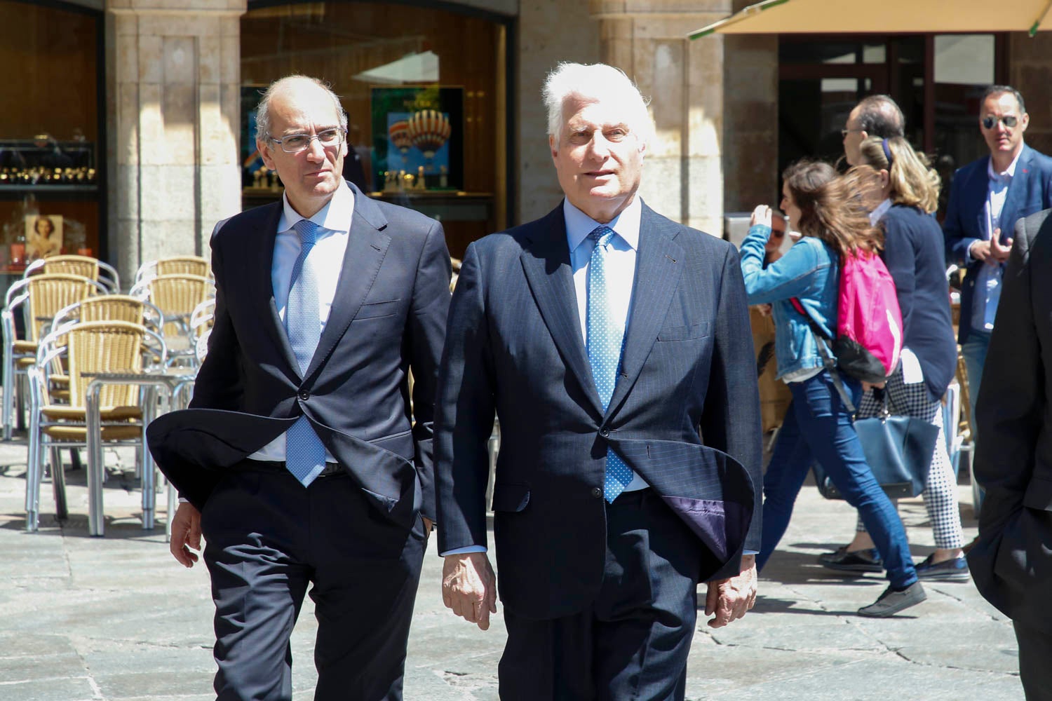 El duque de Alba, Carlos Fitz-James Stuart, acompañado por el presidente del Senado, Pío García Escudero, y el alcalde de Salamanca, Alfonso Fernández Mañueco, han inaugurado esta mañana las visitas al palacio