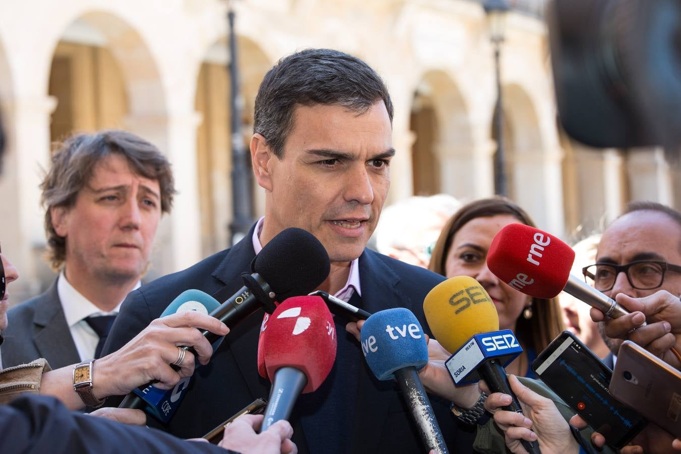 El secretario general del PSOE se comprometió hoy en Soria a priorizar en los programas electorales la lucha contra la despoblación y apostó por poner en marcha iniciativas y abordar el reto demográfico