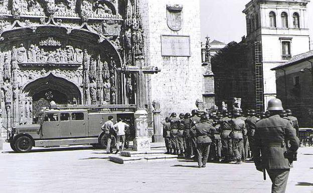 Agentes y camión de bomberos en la Plaza de San Pablo de Valadolid en el año 1968