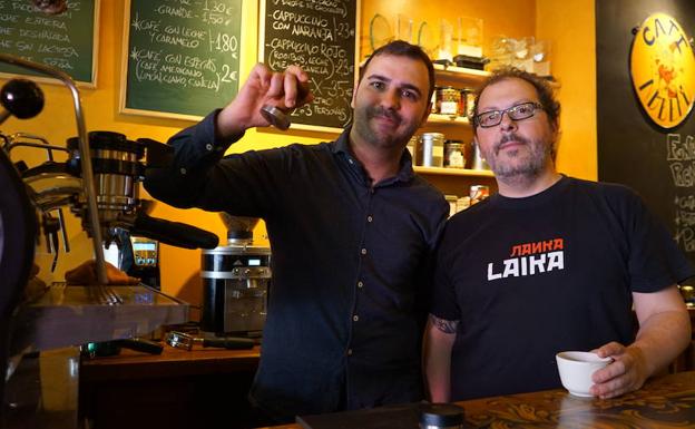 Adrián y Juanjo, el dueño del café, detrás de la barra.