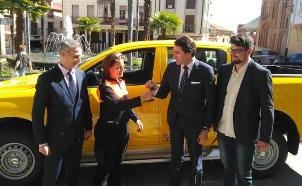El consejero entrega el vehículo a Protección Civil en presencia de los alcaldes de Alba y Terradillos. 