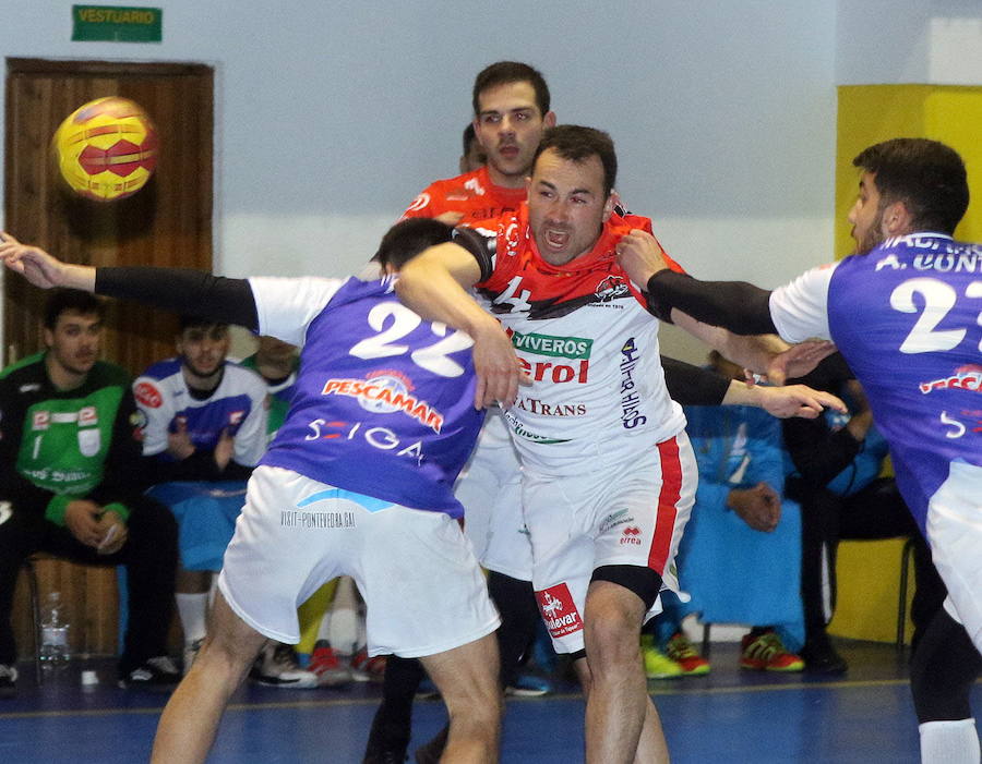 Carlos Villagrán, agarrado por dos rivales, lanza durante el partido de la primera vuelta disputado en Nava de la Asunción.