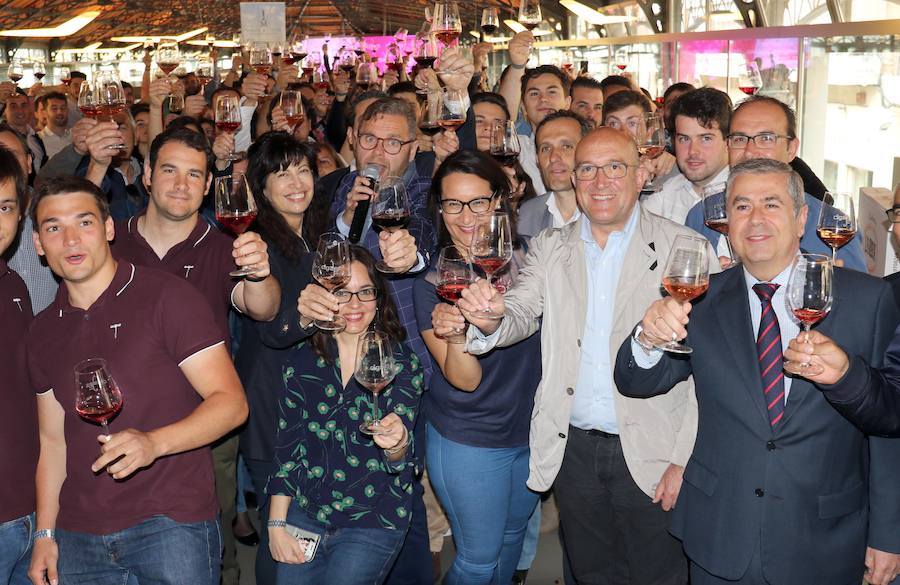 Fotos: Brindis colectivo con 29 Denominaciones de Origen de España, en el Mercado del Val