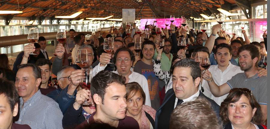 Fotos: Brindis colectivo con 29 Denominaciones de Origen de España, en el Mercado del Val