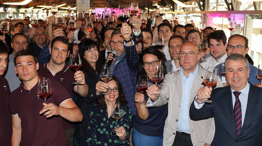 Fotos: Brindis colectivo con 29 Denominaciones de Origen de España, en el Mercado del Val