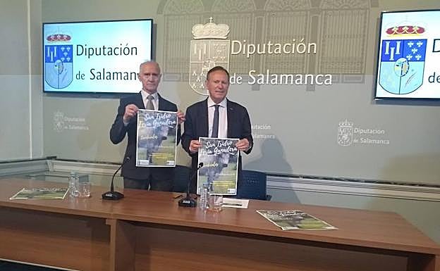 Pedro Sánchez y Román Hernández posan con los carteles de la feria. 